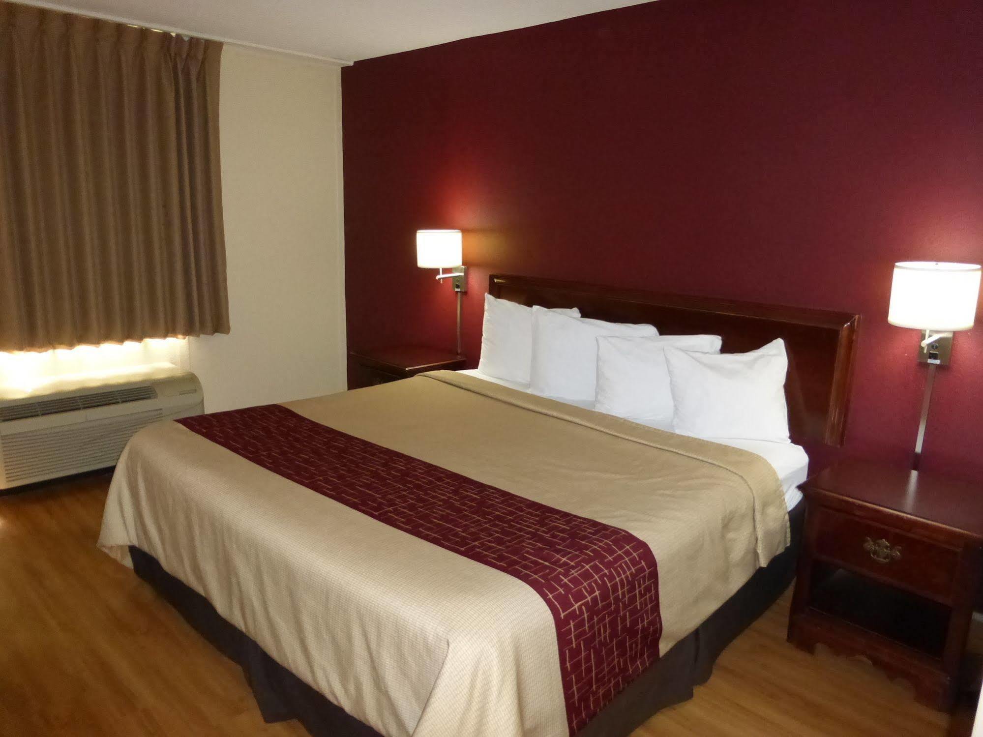 Red Roof Inn Knoxville Central - Papermill Road Екстериор снимка