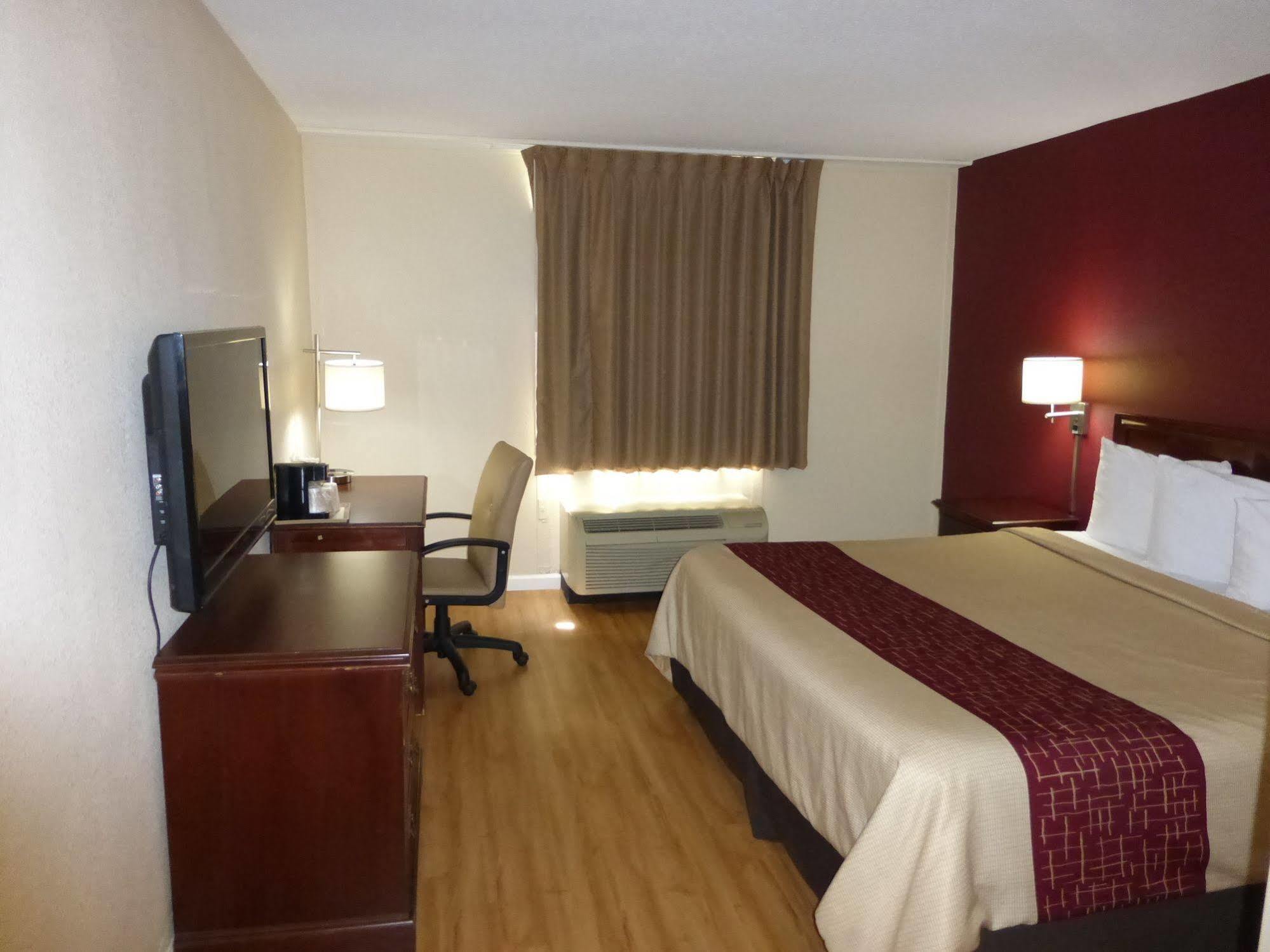 Red Roof Inn Knoxville Central - Papermill Road Екстериор снимка